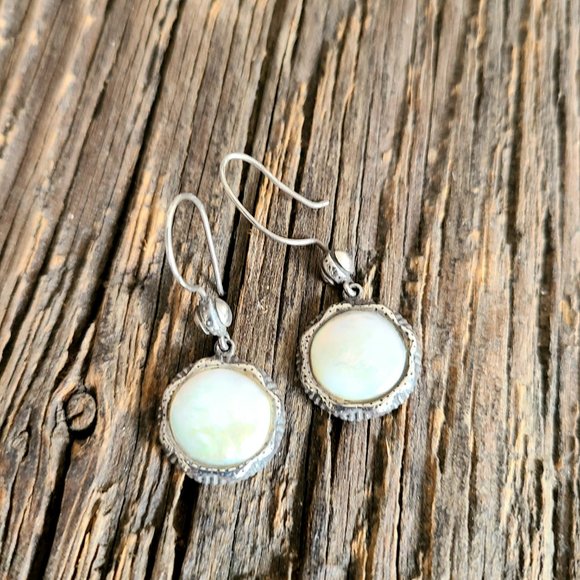 Round silver earrings with mother of pearl. - Picture 3 of 5